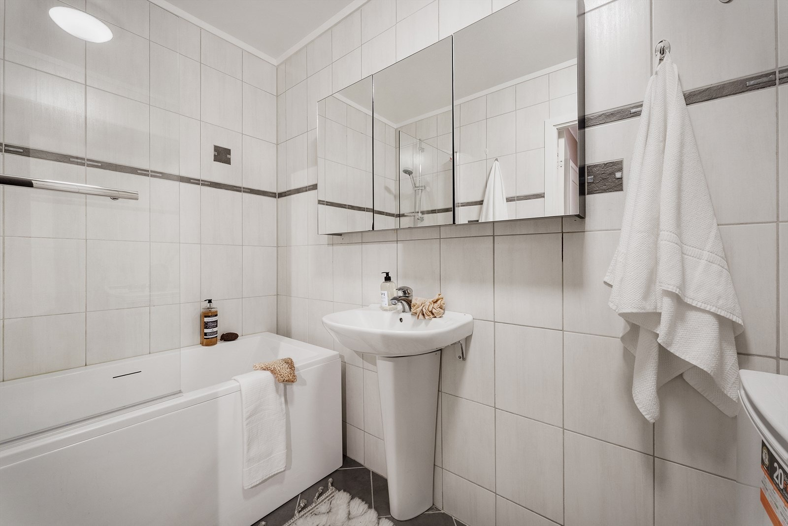 Helfliset baderom med varmekabler i gulv Galleribilde