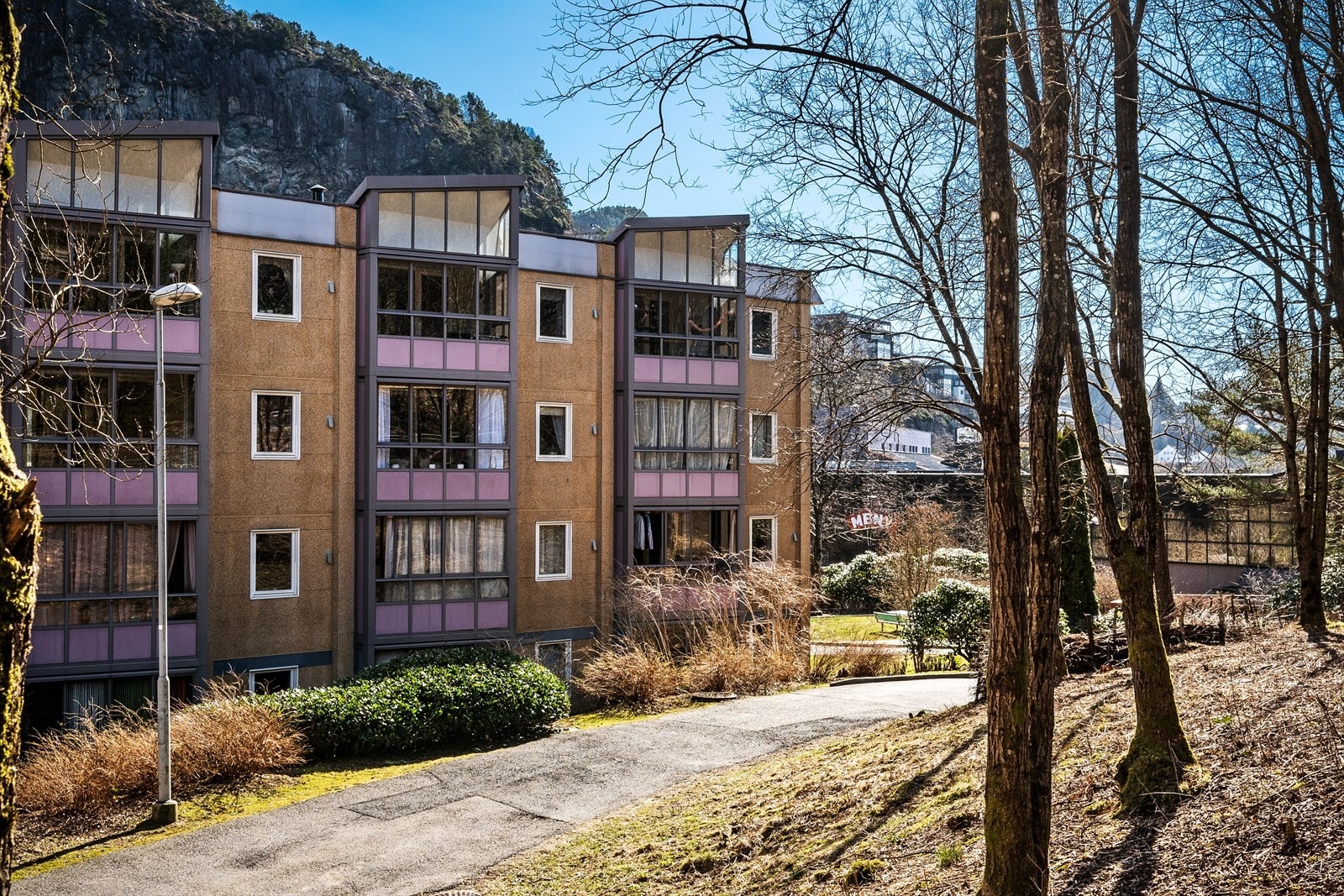 Borettslaget ligger rett ved Vestkanten Storsenter som tilbyr de fleste servicetilbud som blant annet dagligvare, treningssenter, frisør, vinmonopol, apotek, spisesteder og butikker Galleribilde