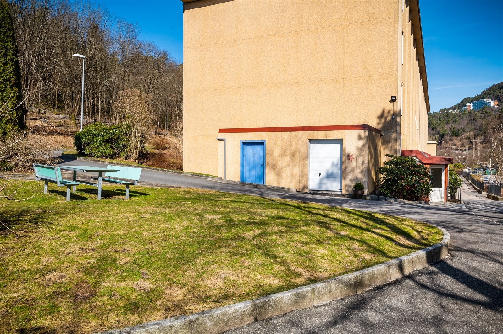 Borettslaget har pent opparbeidede uteområder med diverse beplanting og benker Galleribilde