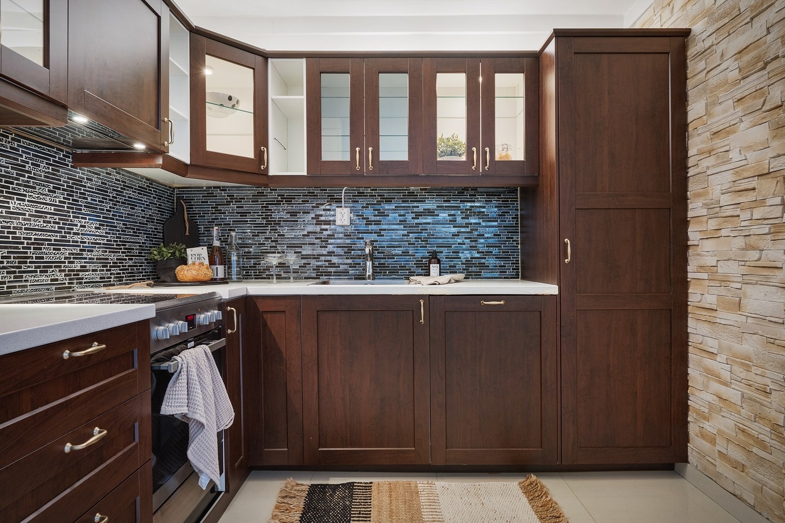 Kjøkkenet har profilerte fronter fra 2016 med laminert benkeplate Galleribilde