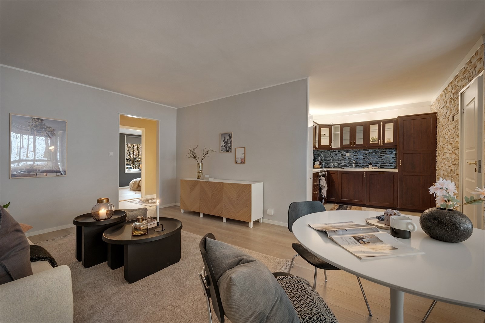 Innvendige gulv med nyere laminat Galleribilde