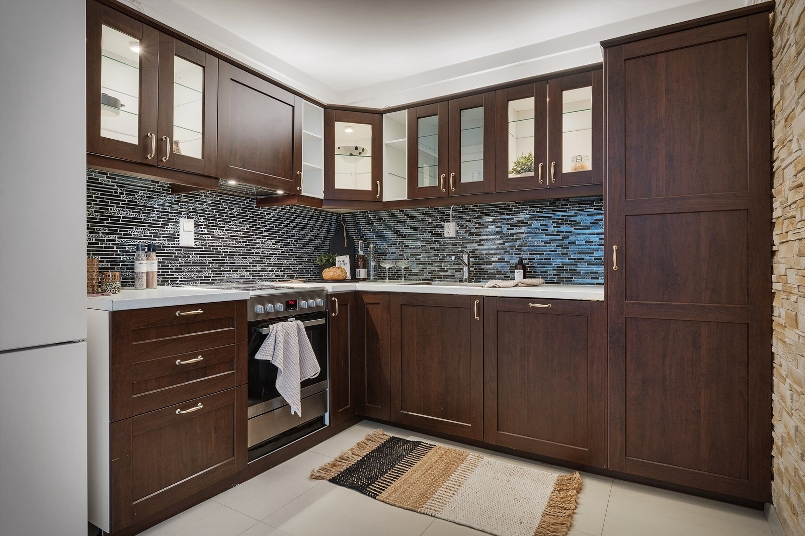 Det er opplegg for hvitevarer som komfyr, oppvaskmaskin og kjøleskap med frysedel Galleribilde