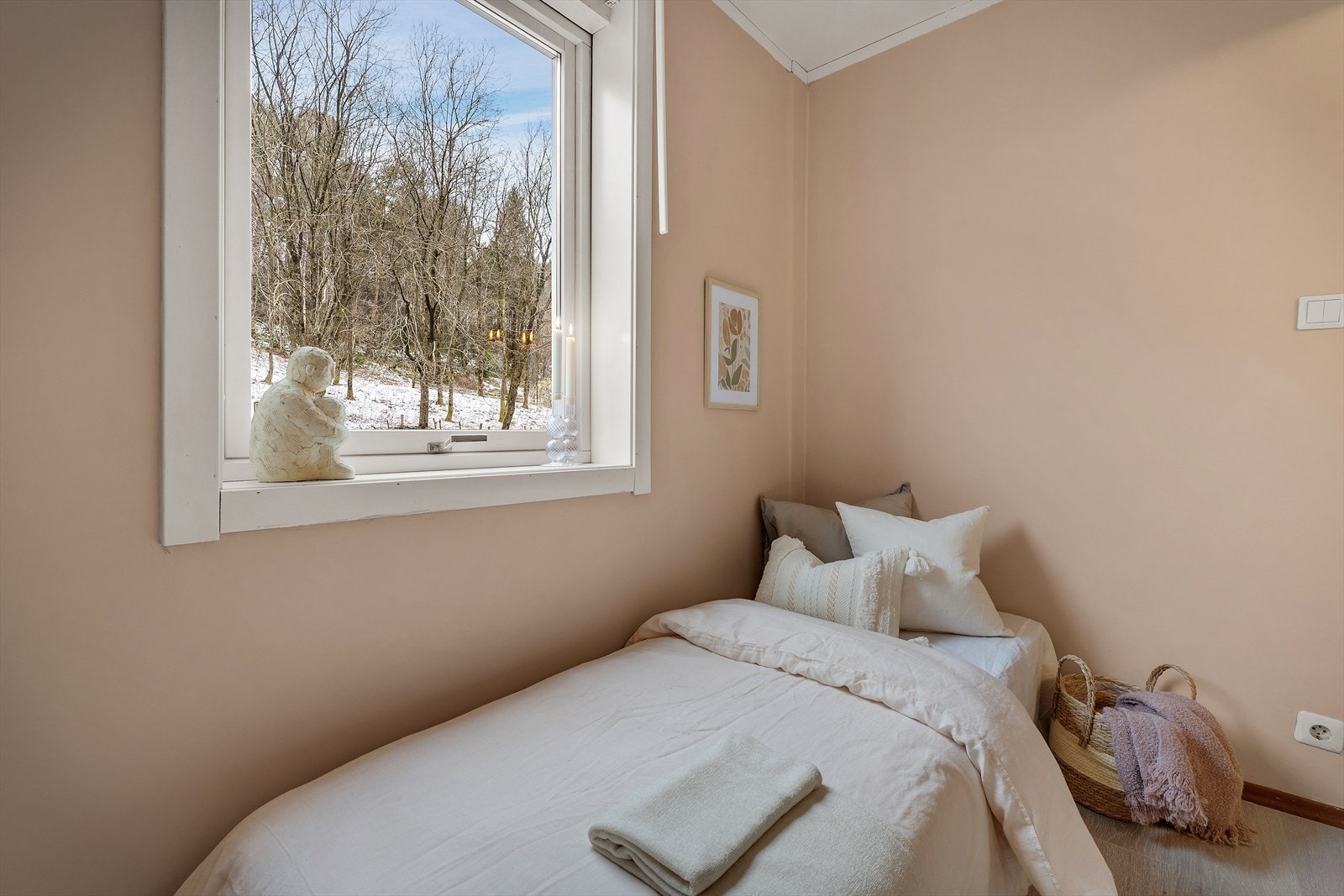 Her er det plass til seng, nattbord og en garderobeløsning Galleribilde