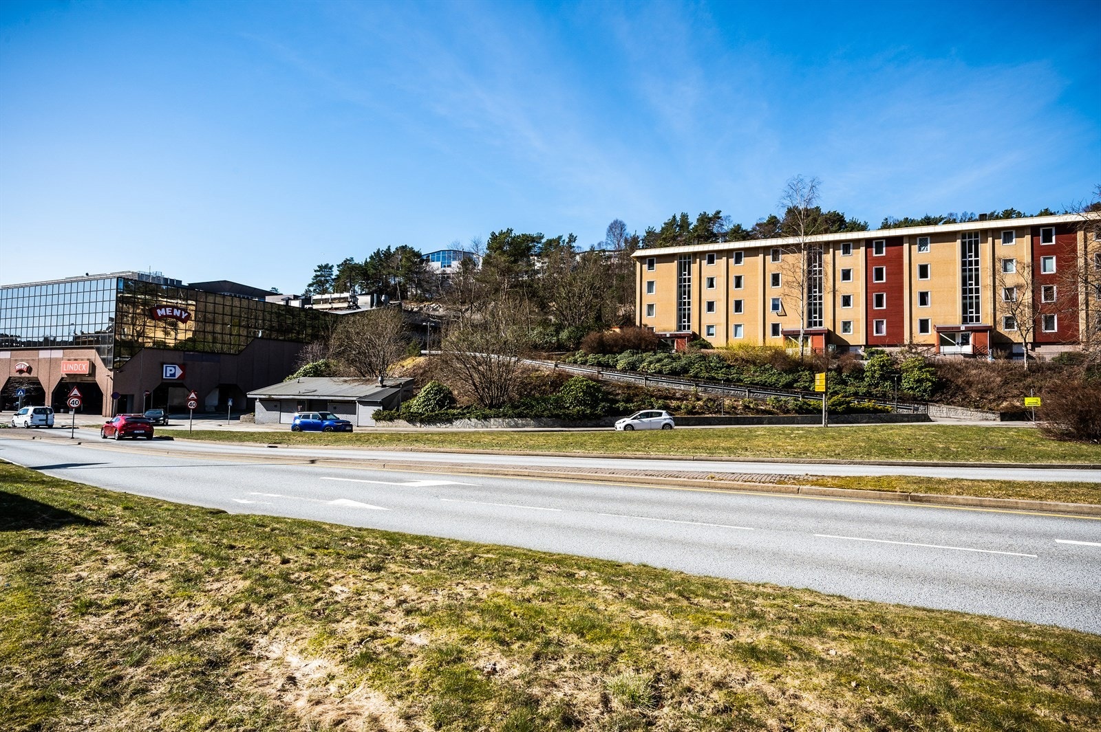 Det er flere turstier rett utenfor døren. Man kan gå rundt Storavatnet, eller mot Alvøen Galleribilde
