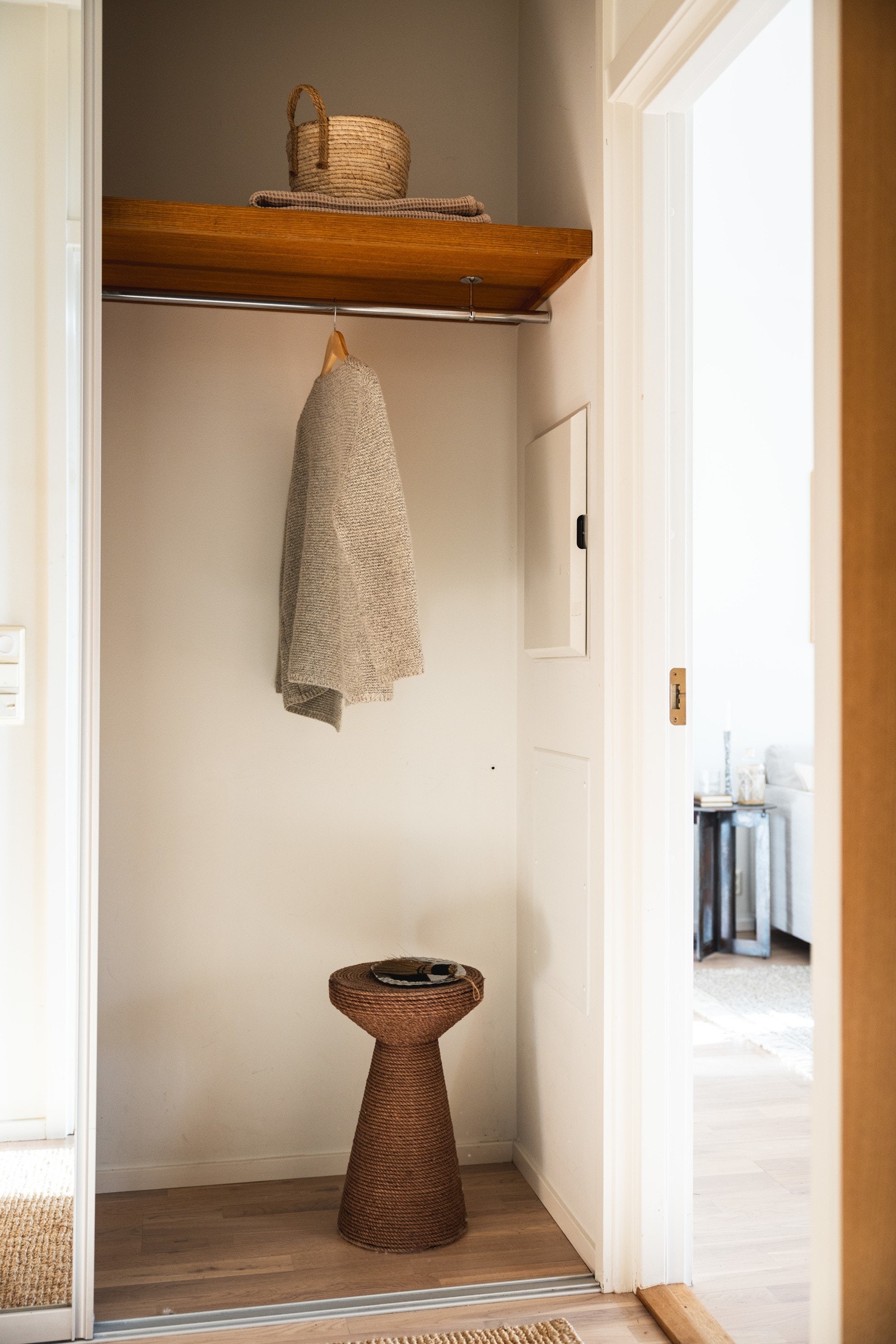 Gangen har en dyp skyvedørsgarderobe som gir god plass til både yttertøy og sko. Galleribilde
