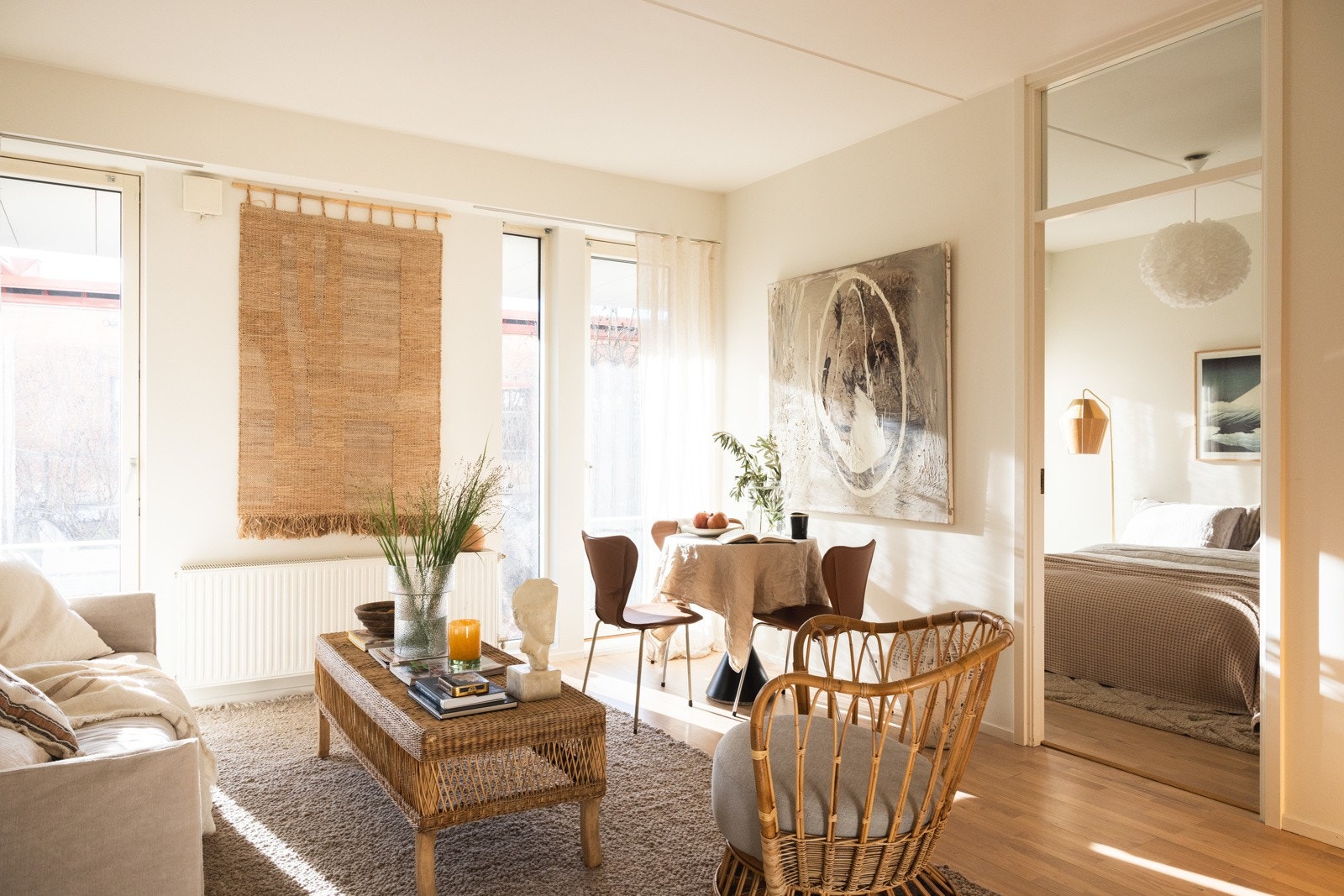 Den gode åpne planløsningen sørger for at man har plass til både spisestue og sofasalong. Galleribilde