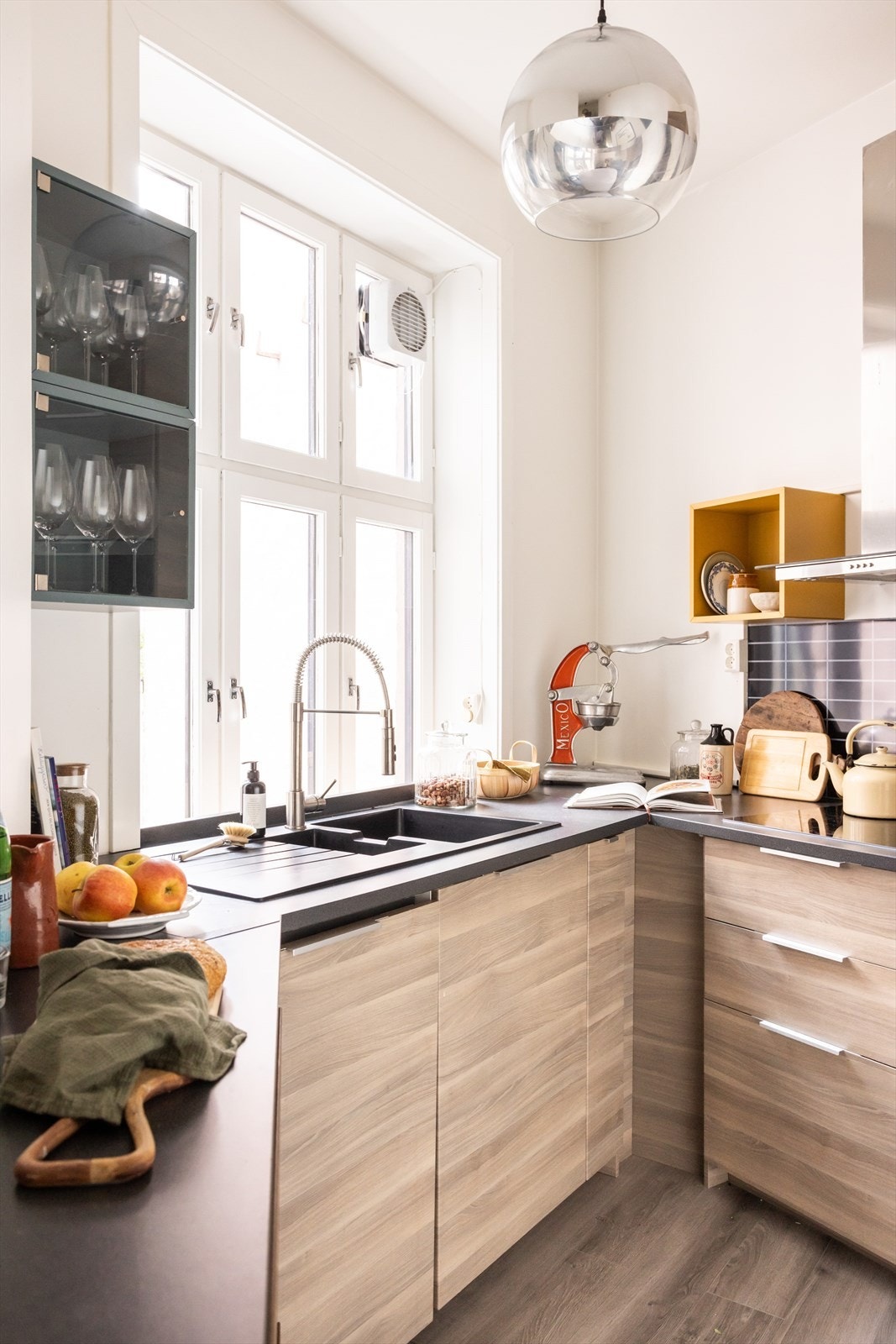 I tillegg tilbyr kjøkkenet moderne bekvemmeligheter som induksjonstopp, stekeovn, mikrobølgeovn og oppvaskmaskin, noe som gjør det til et komplett og effektivt arbeidsområde for matlaging og rengjøring. Galleribilde