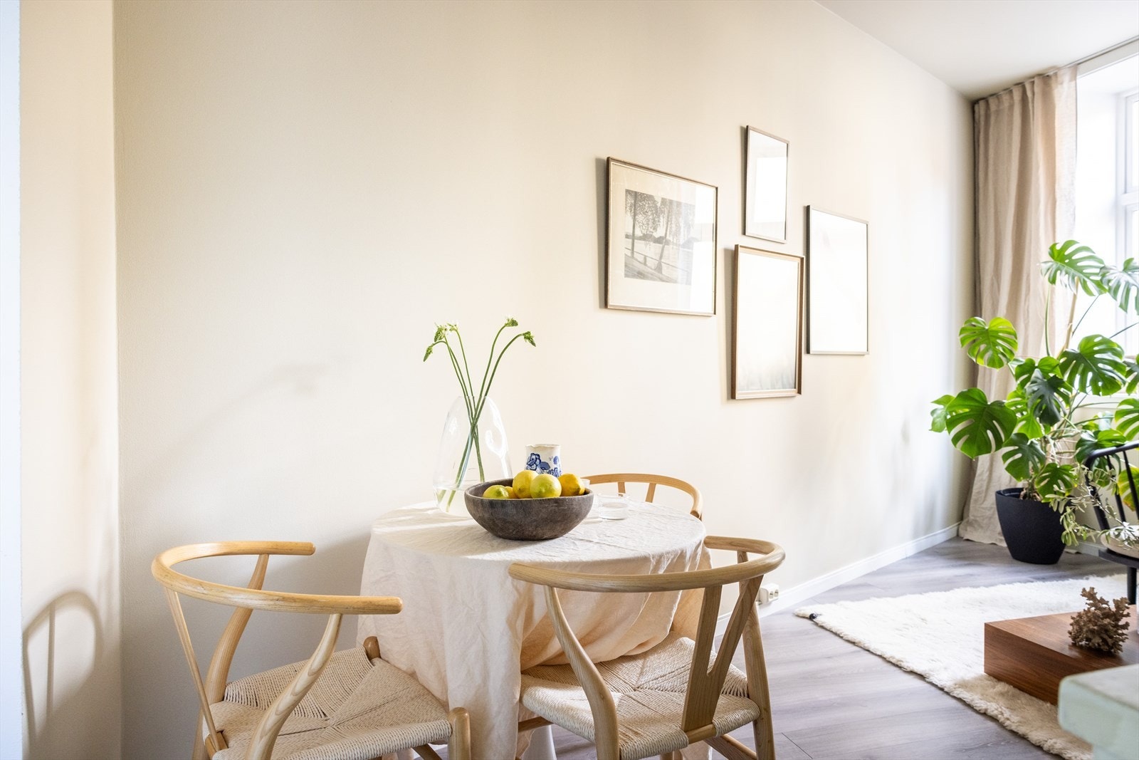 Med sine glatte, malte flater, gir leiligheten deg en perfekt lerret for å uttrykke din egen stil og legge til ditt personlige preg. Galleribilde