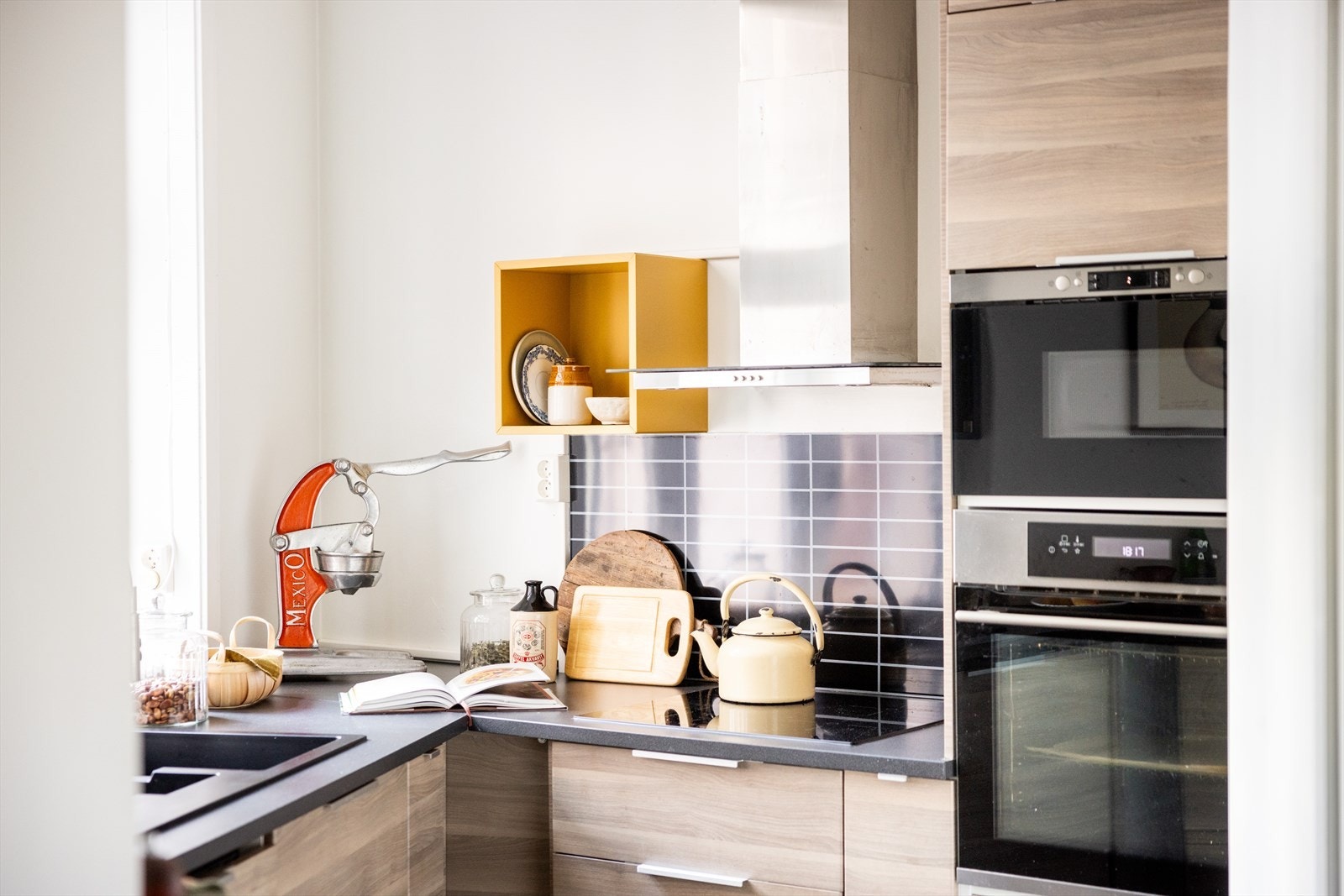 Det stilrene kjøkkenet tilbyr rikelig med skap- og benkeplass, noe som gjør det både funksjonelt og estetisk tiltalende. Galleribilde