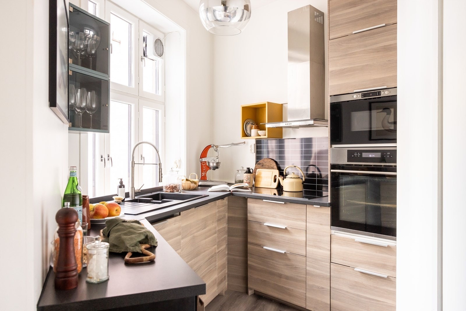 Kjøkkenet utmerker seg med sine glatte fronter og en praktisk laminat benkeplate, komplett med nedfelt vask og skyllekum. Galleribilde