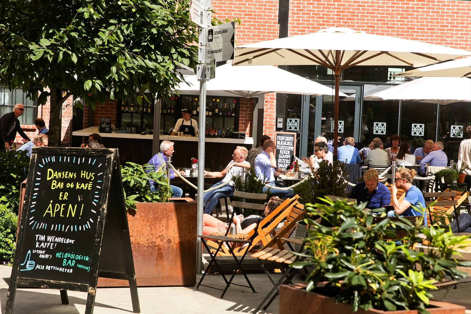 Boligen ligger kun en kort spasertur unna Vulkan og Mathallen, to pulserende destinasjoner som tilbyr et variert utvalg av restauranter, matmarked og kulturelle arrangementer, noe som gjør det enkelt å nyte kulinariske opplevelser rett utenfor døren. Galleribilde