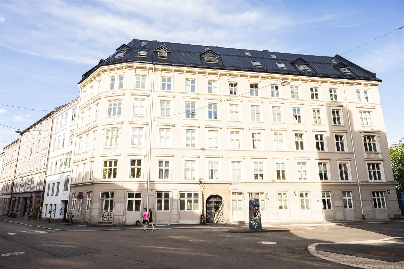 Denne bygården, med sin klassiske arkitektur, dateres tilbake til 1895, og utstråler sjarm og karakter. Galleribilde