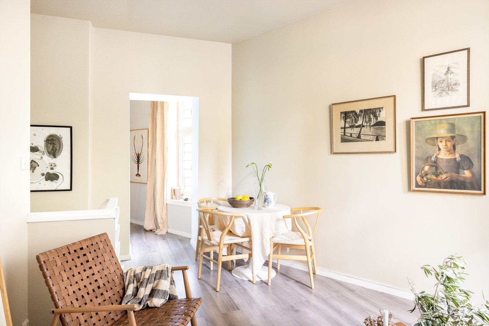 Planløsningen åpner opp for flere møbleringsmuligheter med god plass til sofagruppe, TV-møbler og spisebord med tilhørende stoler. Galleribilde