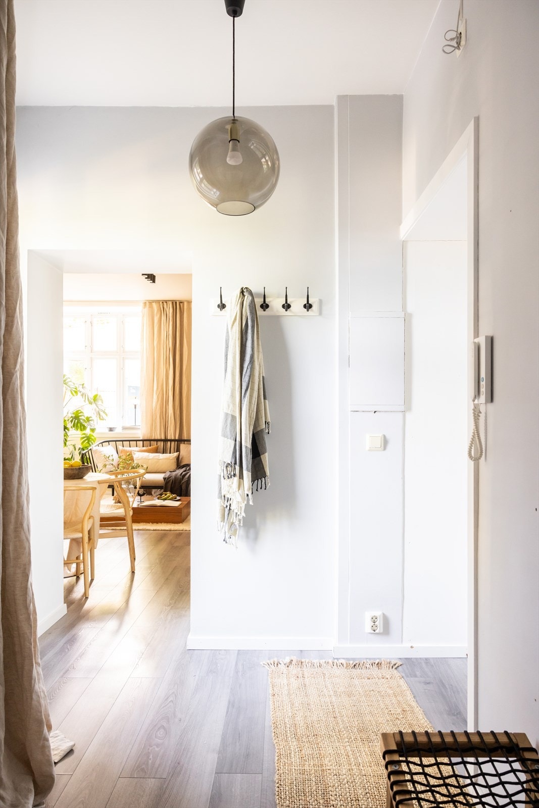 Oppgangen er utstyrt med en praktisk porttelefon, som gir beboerne ekstra trygghet og kontroll over hvem som får adgang til bygningen. Galleribilde