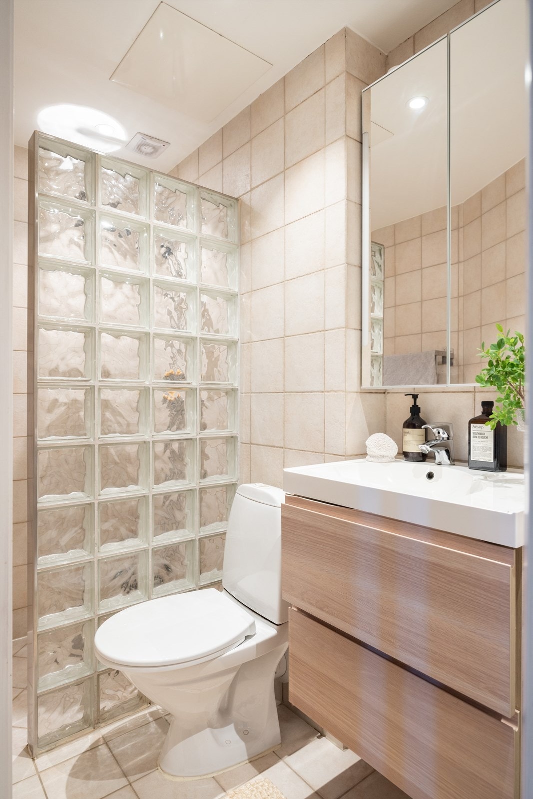 Delikat og pent baderom med lekre fliser og elektrisk gulvvarme, som gir god komfort. Galleribilde