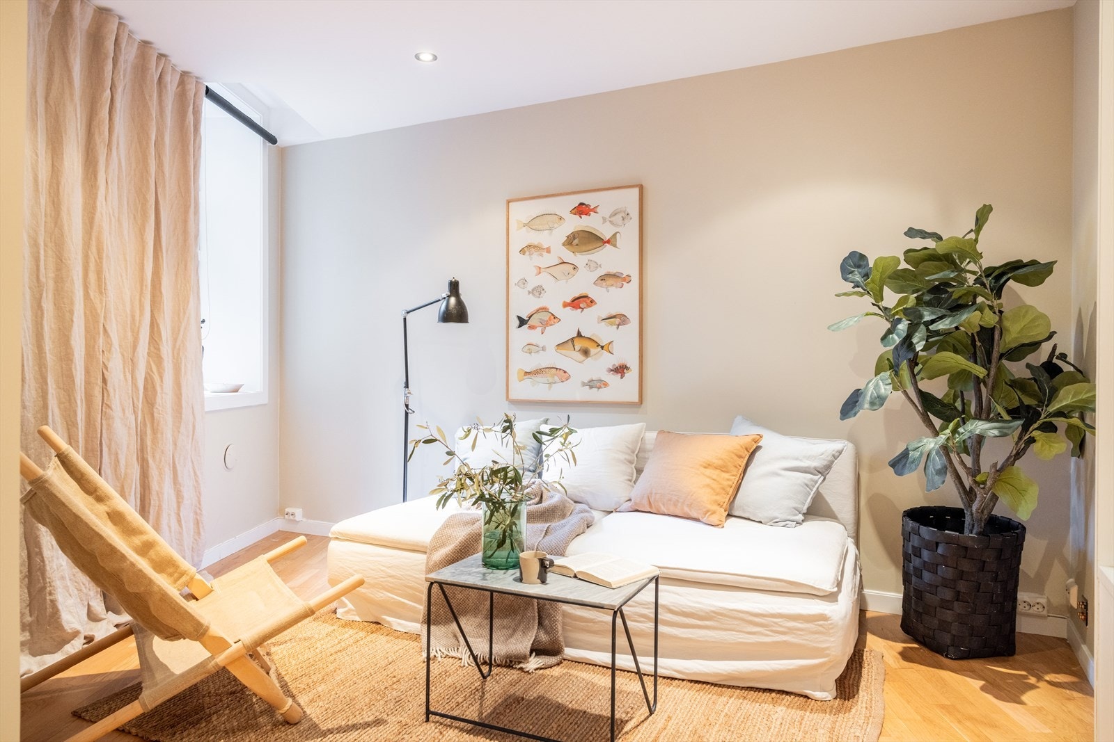 Soverom 2: Dette rommet er romslig og allsidig, og kan tilpasses etter individuelle ønsker og behov. Enten det brukes som soverom, TV-stue eller barnerom. Galleribilde