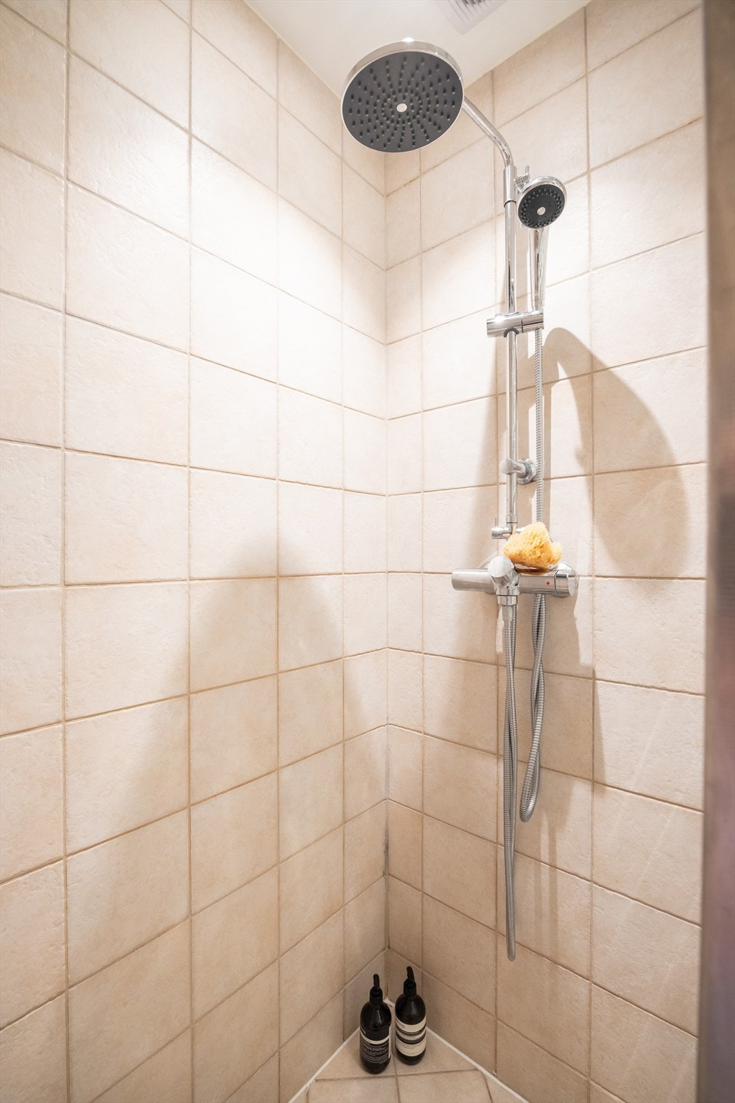 Badet har dusjhjørne med waterfall og glassbyggerstein, som gir en moderne følelse til rommet. Galleribilde