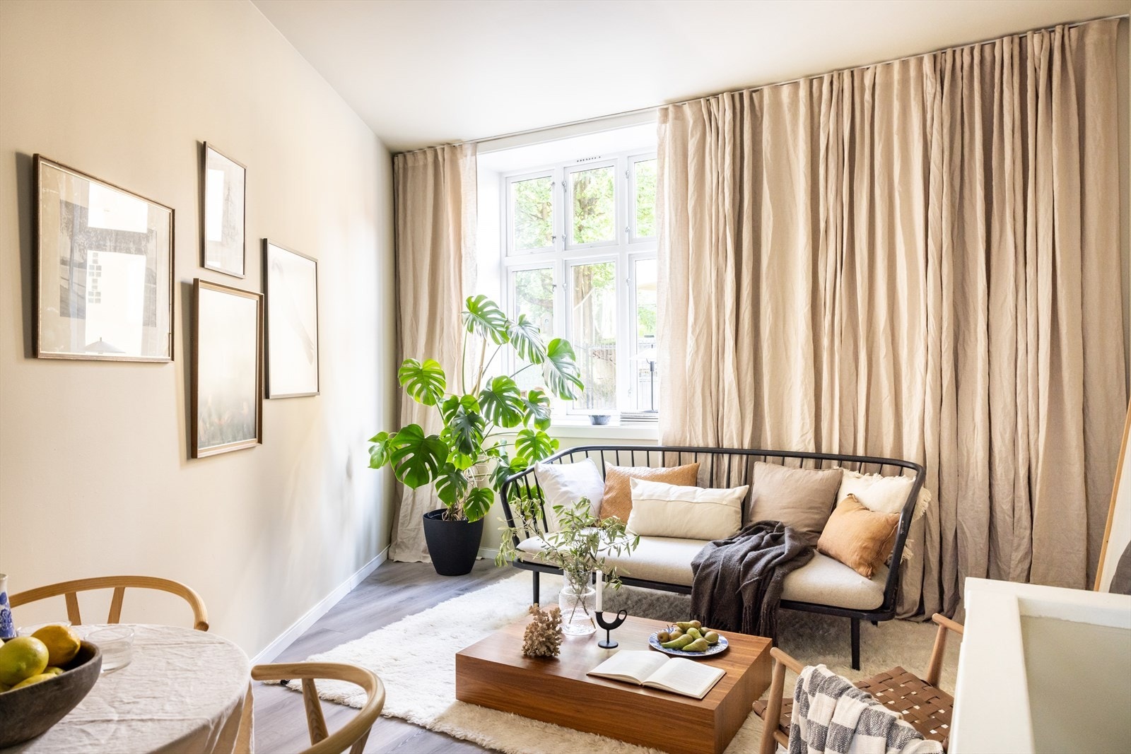 Velkommen til Fredensborgveien 9C! Dette er en innbydende 3-roms leilighet over to plan, beliggende i usjenert 1. etasje. Galleribilde