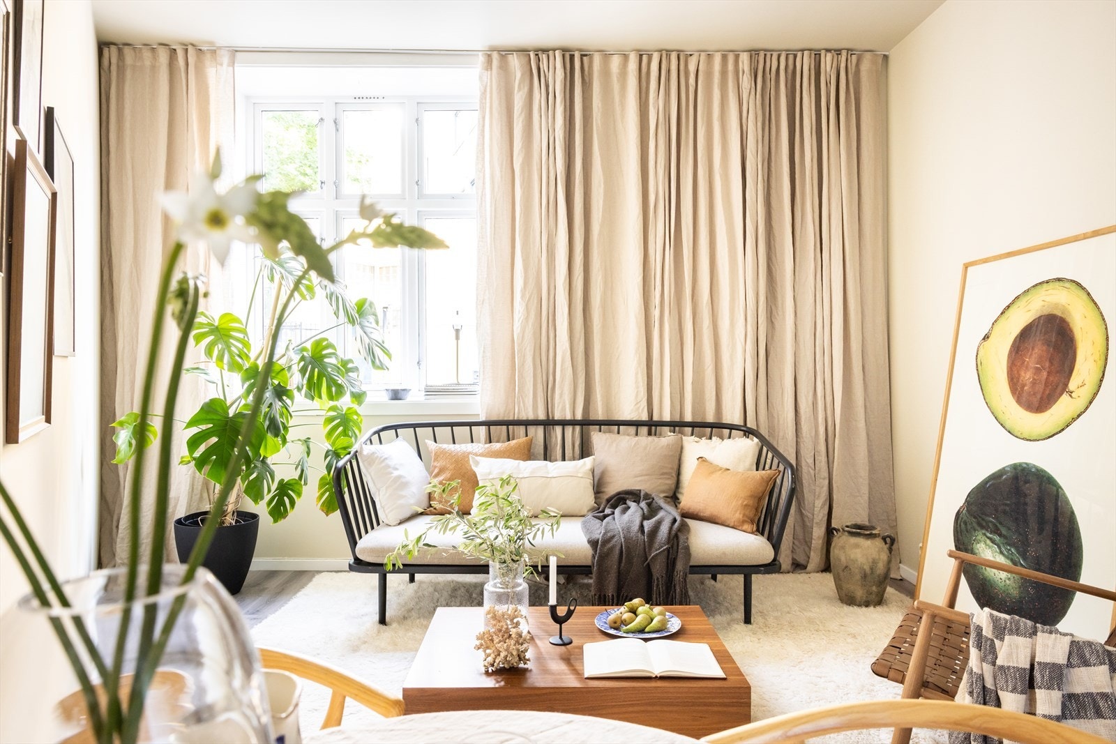 Stuen er lys og luftig med store vindusflater som sørger for rikelig med innslipp av naturlig lys, samt generøs takhøyde på 2,86 m. Galleribilde