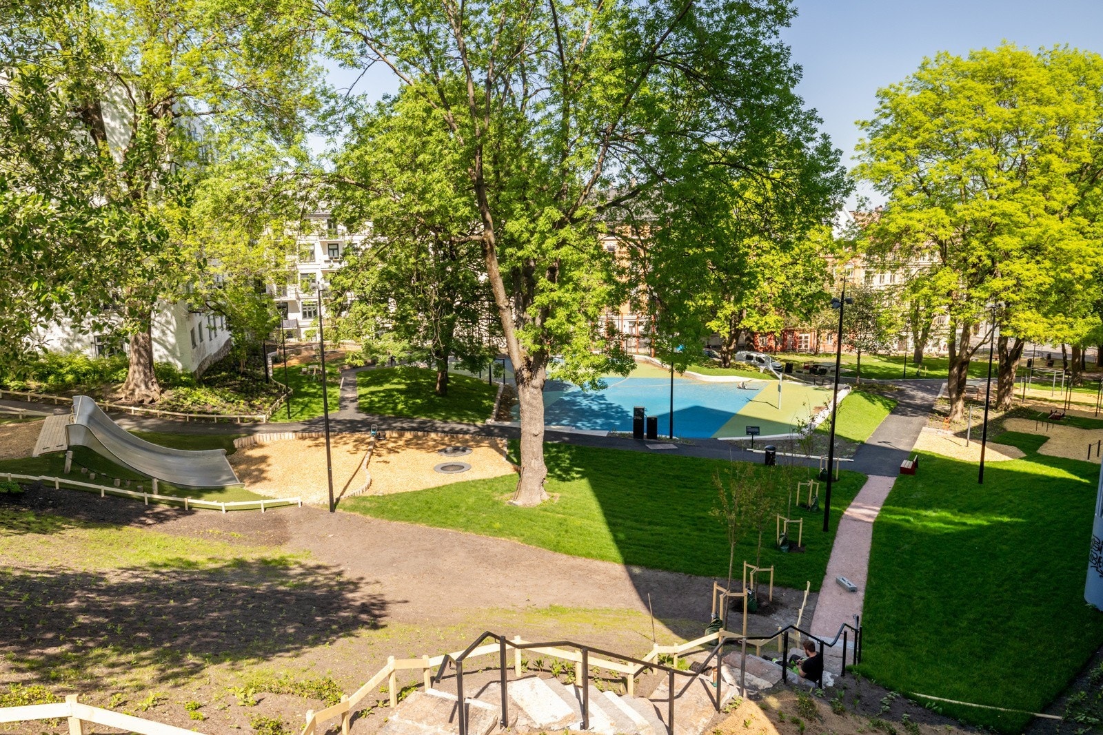 Kristparken ligger i umiddelbar nærhet til leiligheten og har nylig hatt en omfattende oppgradering. I parken vil du, i tillegg til grøntarealene, finne blant annet ballplass, skøytebane, paviljong, utebordtennis, petanquebane og tuftepark (parkourpark). Galleribilde