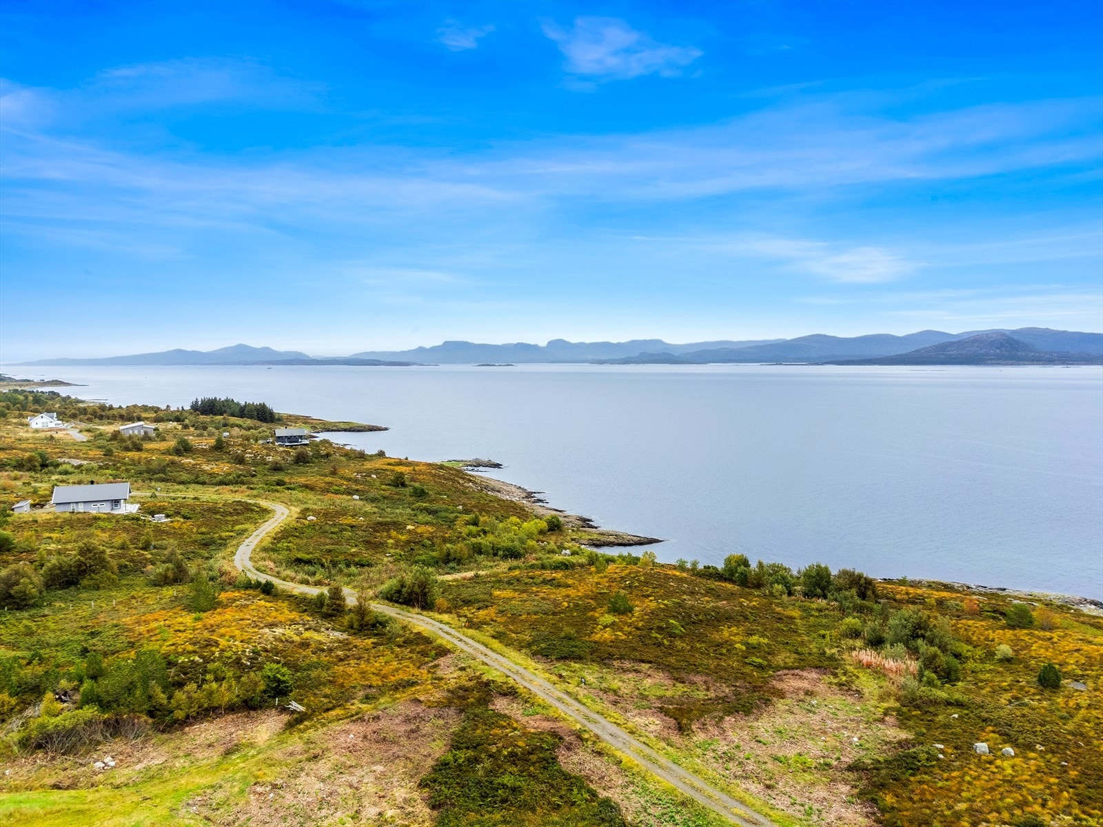 Nærområdet er preget av flott fritidsbebyggelse, med gode avstander mellom eiendommene og flott natur! Galleribilde