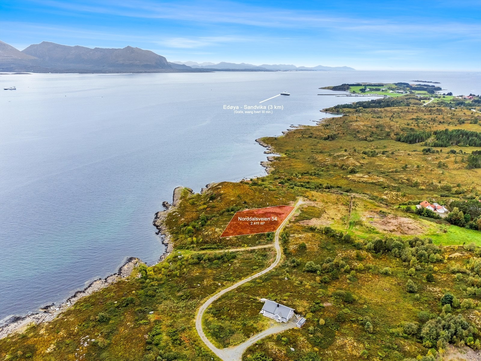 Edøyfjorden er en sentral skipslei med stor båttrafikk. Hurtigruten passerer rett forbi tomten. Galleribilde