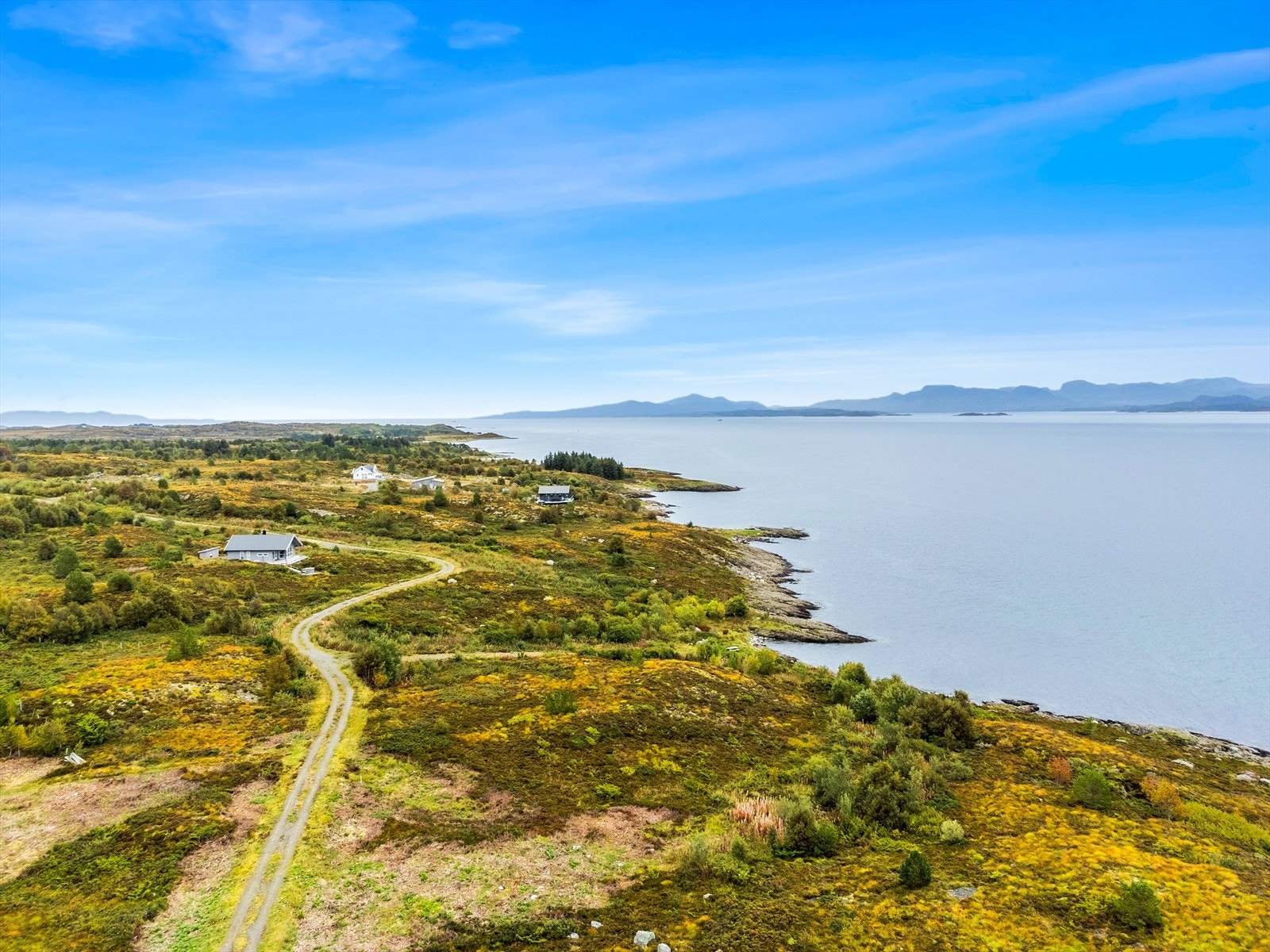 Det er tidligere blitt søkt og gitt byggetillatelse for hytte på eiendommen. Byggetillatelsen er utløpt, men egner seg som god inspirasjon til hvilke muligheter som finnes på tomten! Se salgsoppgave for vedlagte byggetegninger. Galleribilde