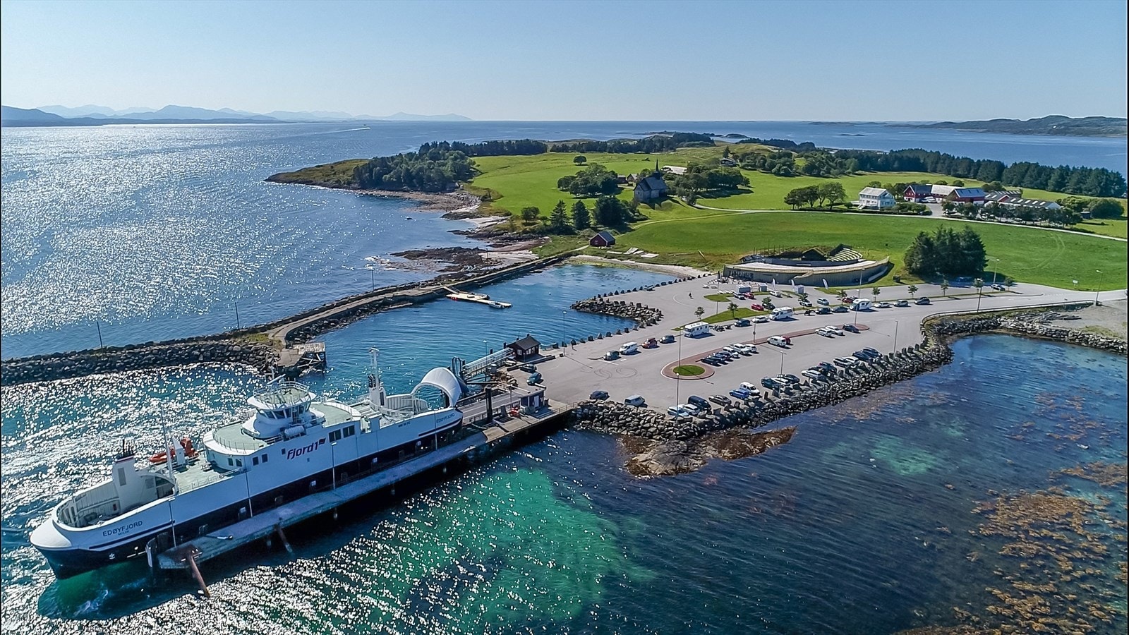 Gratis fergeleie fra Sandvika ferjekai sørger for lett og rimelig adkomst, kun 3 km fra tomten. Galleribilde