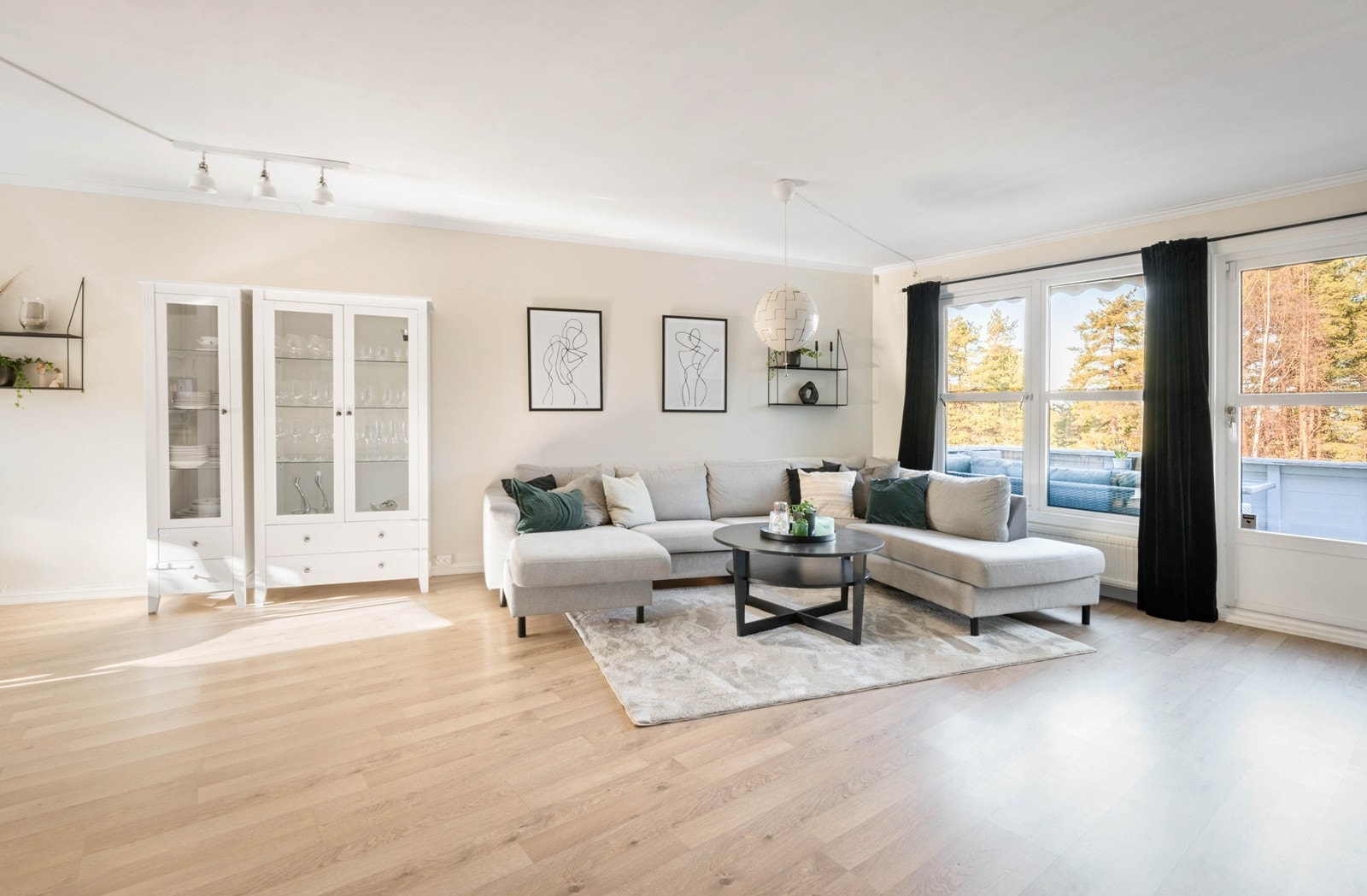 Lyse gulv og vegger, flere innredningsmuligheter Galleribilde