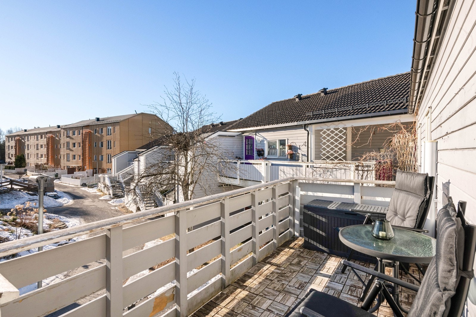 Romslig terrasse med plass til spisebord eller kafebord med stoler Galleribilde