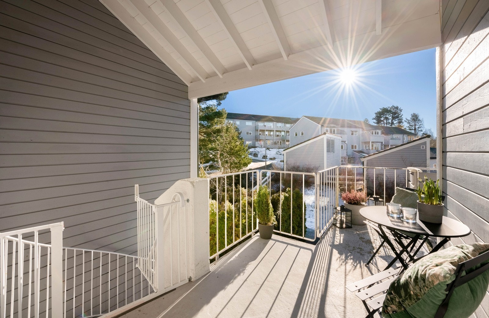 Egen inngangsparti til leiligheten med fine solforhold Galleribilde