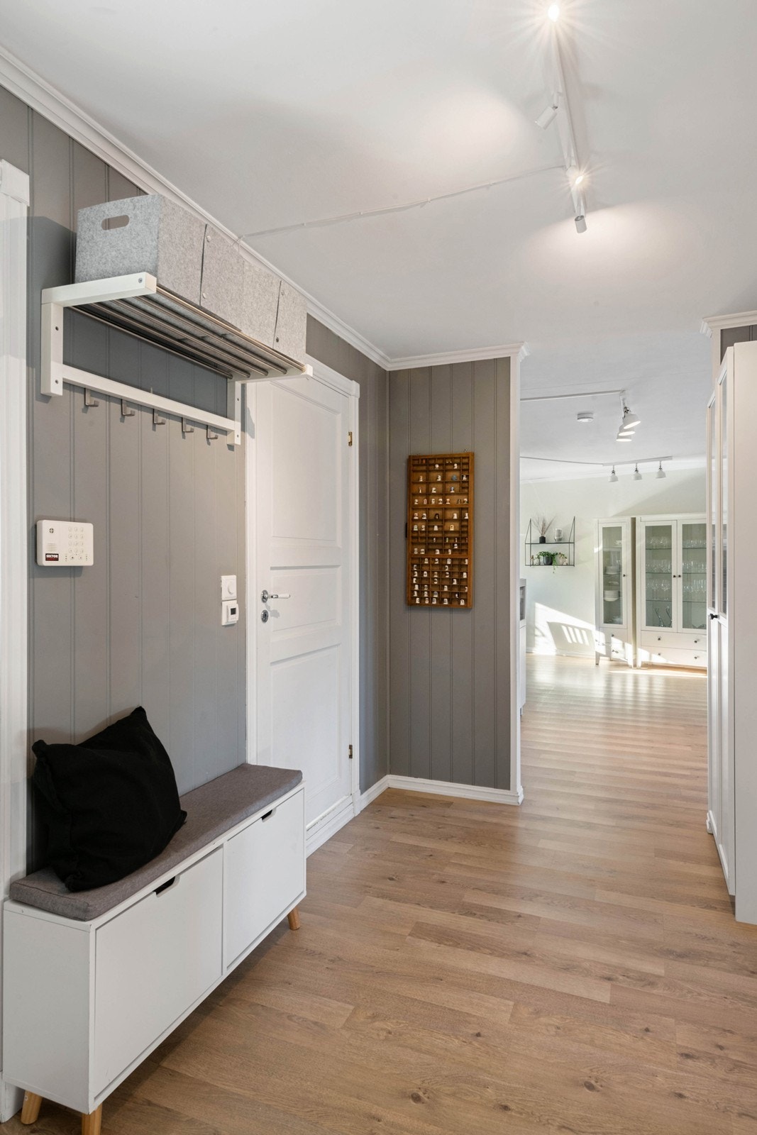 Innbydende og hyggelig entré med plass til å henge fra seg yttertøy Galleribilde