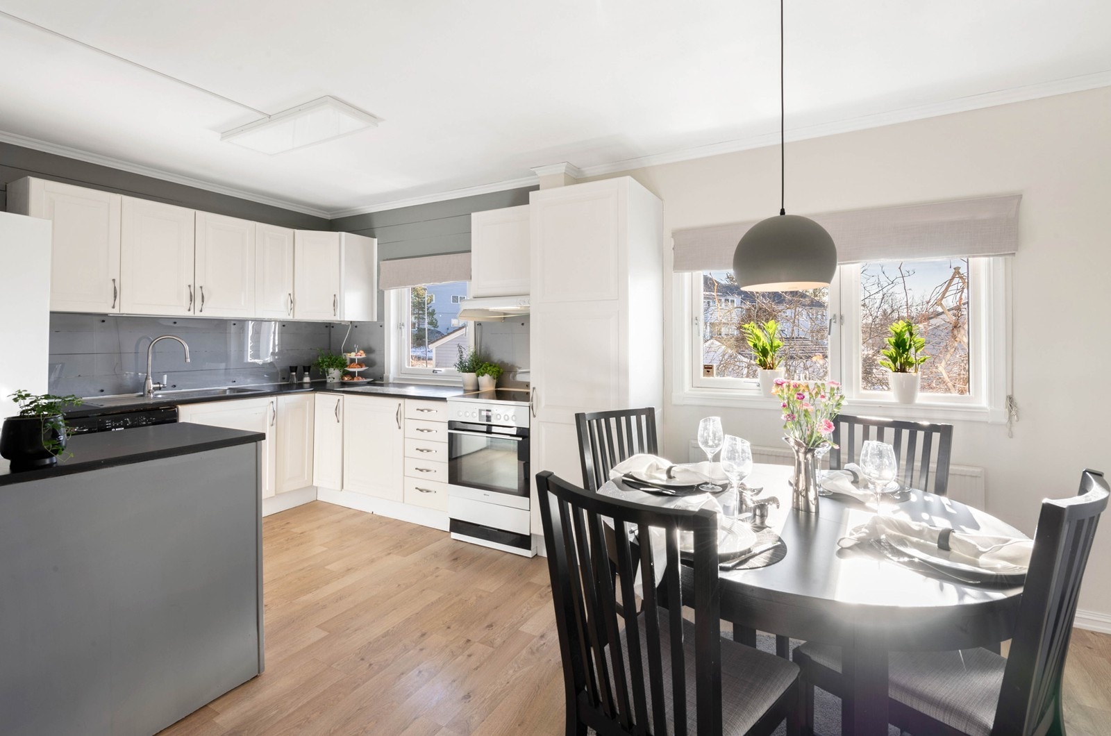 Kjøkkenet er i egen fin kjøkkenkrok med delvis åpen løsning mot stue Galleribilde