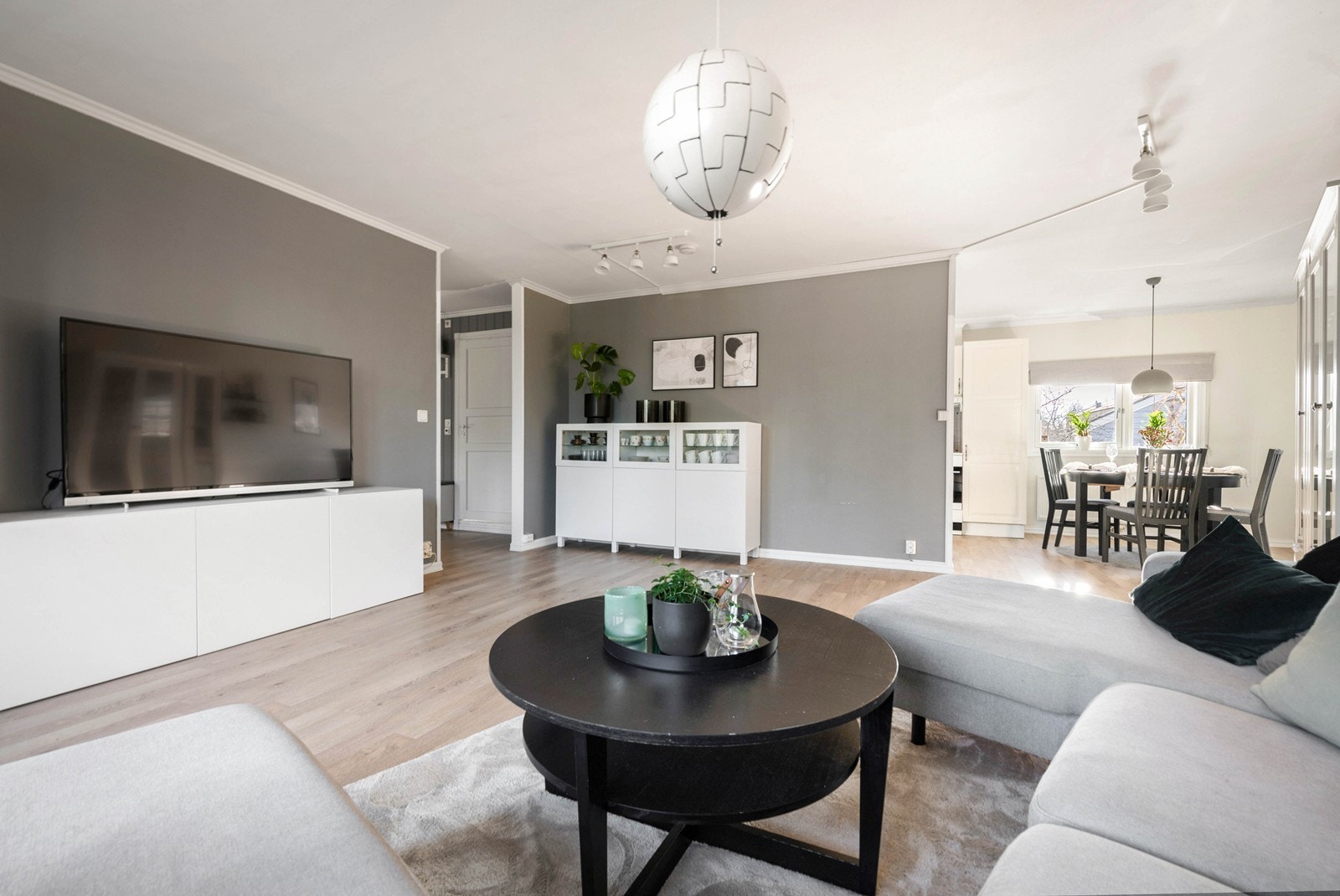 Stor og innbydende stue med plass til stor sofagruppe Galleribilde