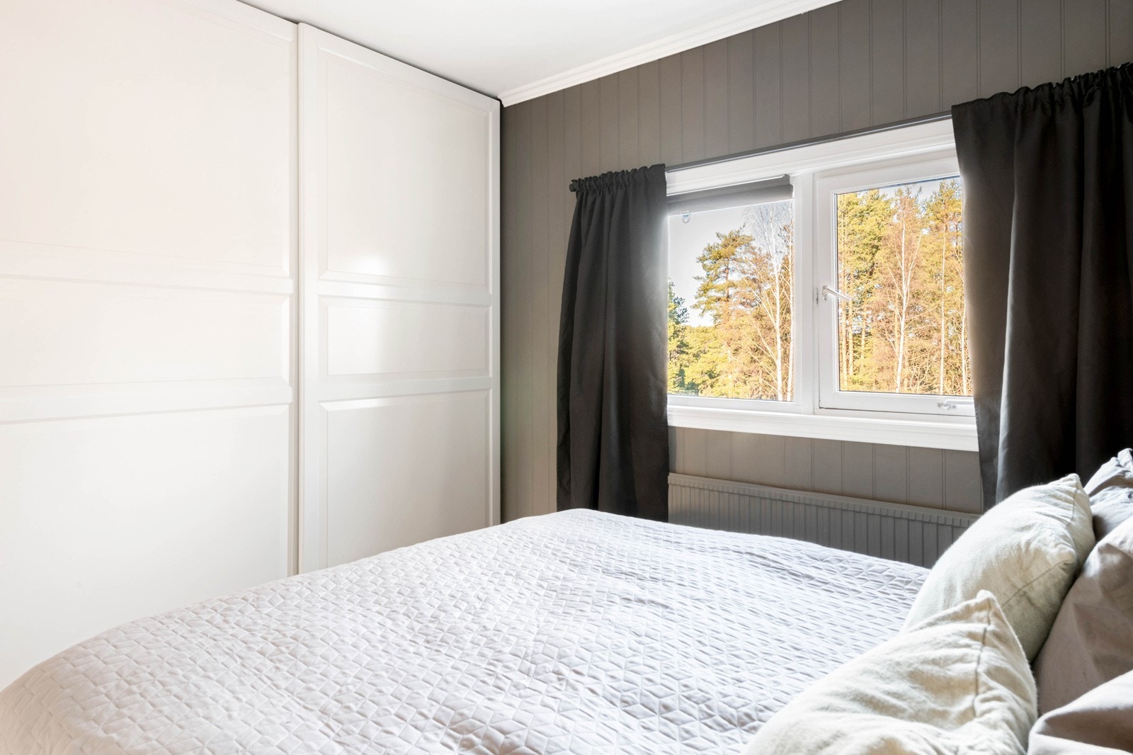 Rikelig med garderobeplass på hovedsoverom Galleribilde