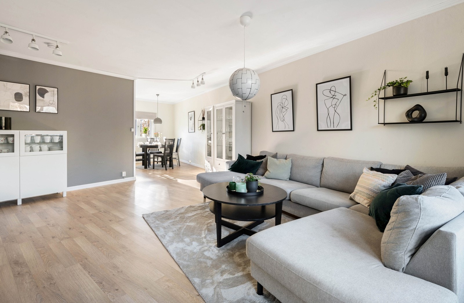 Gjennomgående lys planløsning med definerte soner Galleribilde