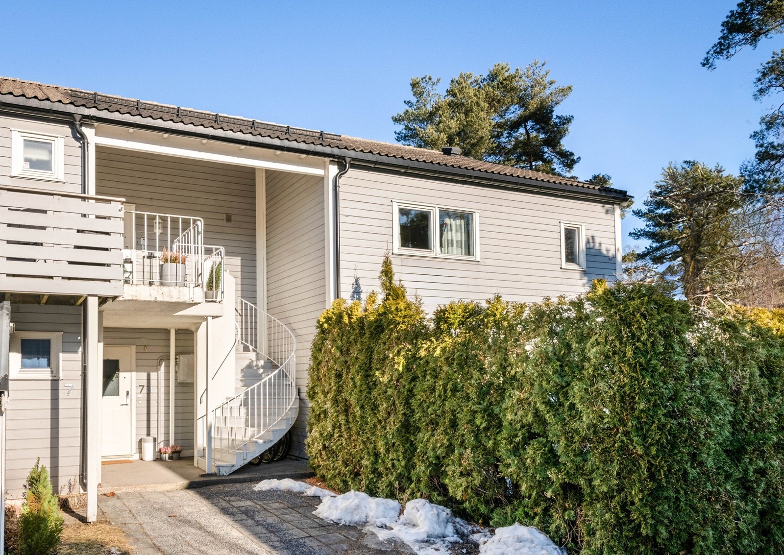 Leiligheten ligger i toppetasjen i en barnvennlig flermannsbolig Galleribilde