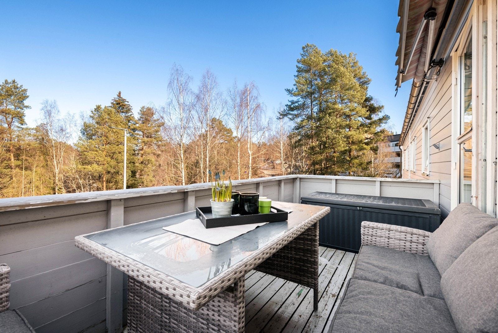 Hyggelig og grønt utsyn fra terrassen Galleribilde