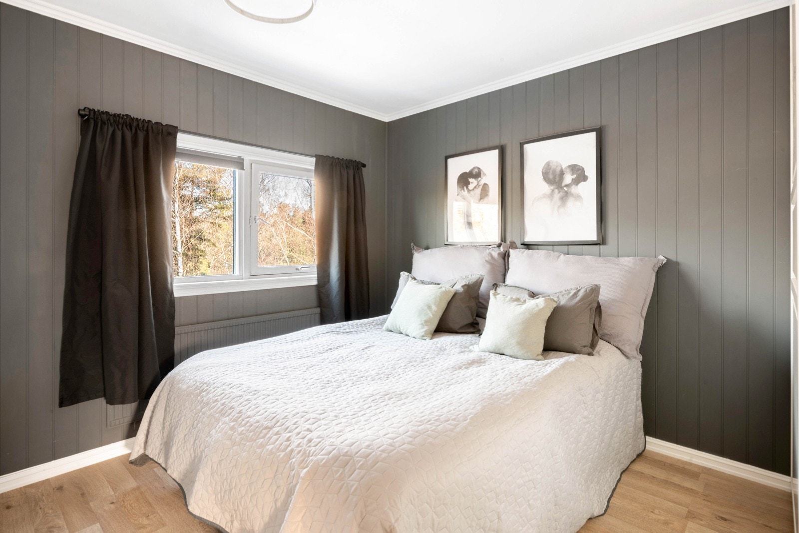 Hovedsoverom med plass til dobbeltseng, nattbord og garderobe Galleribilde