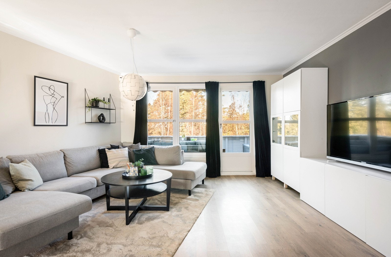 Leilighet på ett plan bestående av entre, stue, kjøkken, baderom og 2 soverom Galleribilde