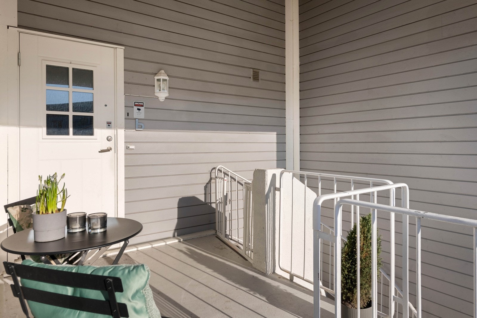 Terrassen ved inngangspartiet er delt i to soner og vender mot sør Galleribilde