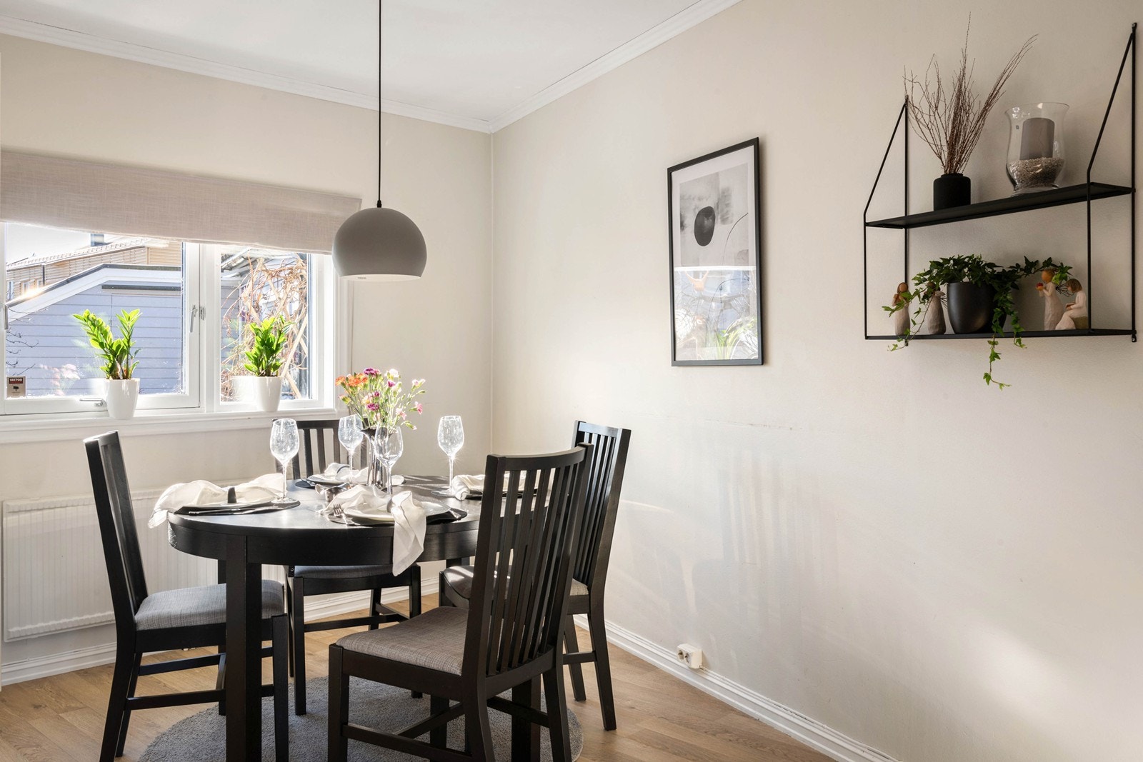 God plass til spisestuebord mellom kjøkken og stue Galleribilde