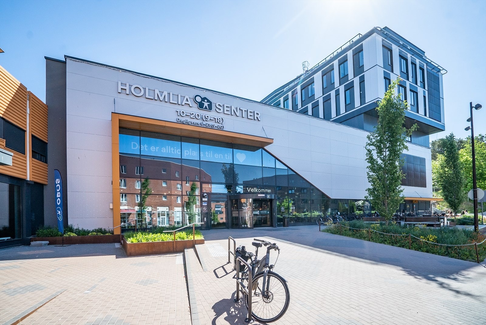 Holmlia Senter ligger ikke langt unna med et godt ut valg av butikker og servicetilbud Galleribilde