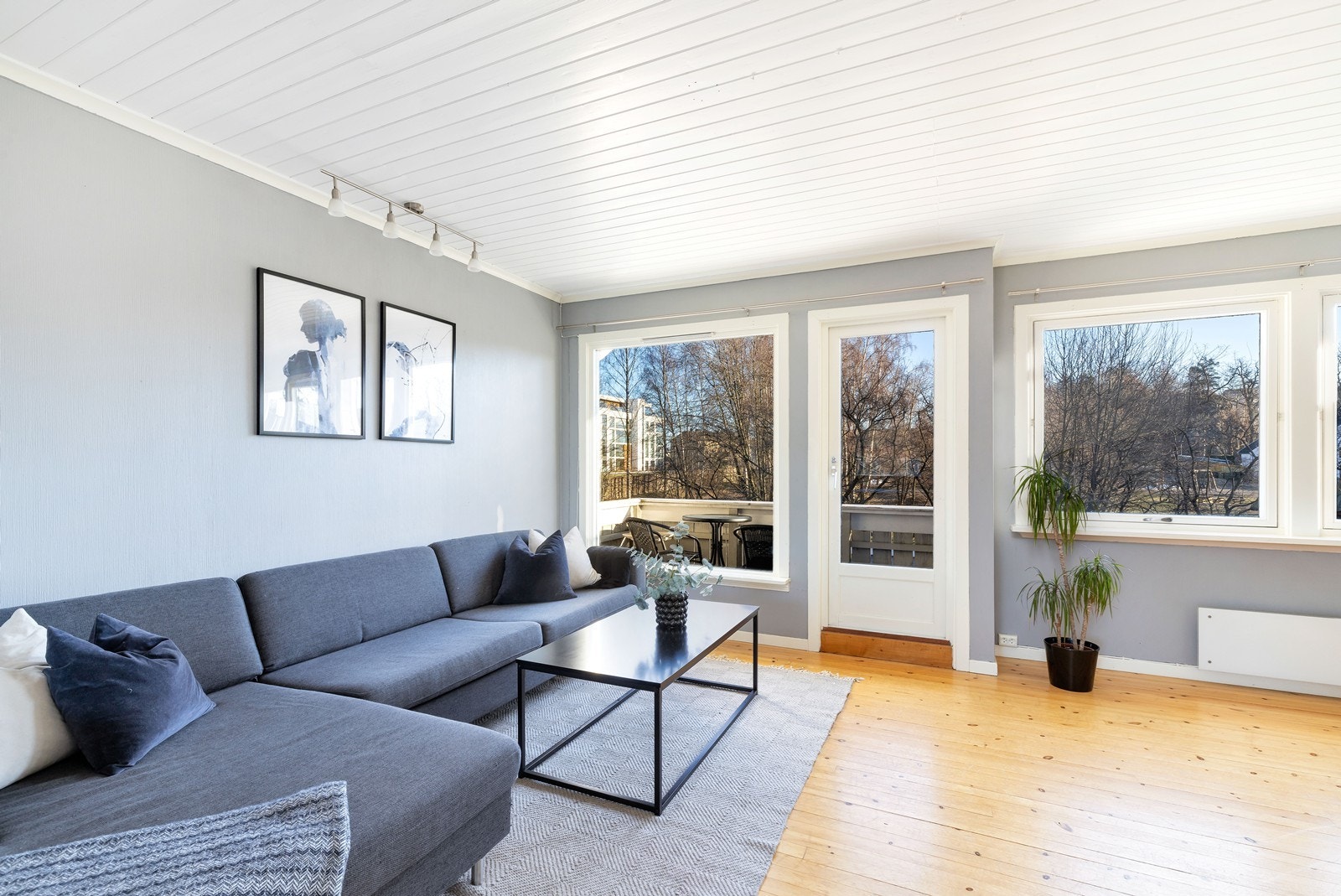 Fra stuen er det utgang til en sydvendt balkong. Galleribilde