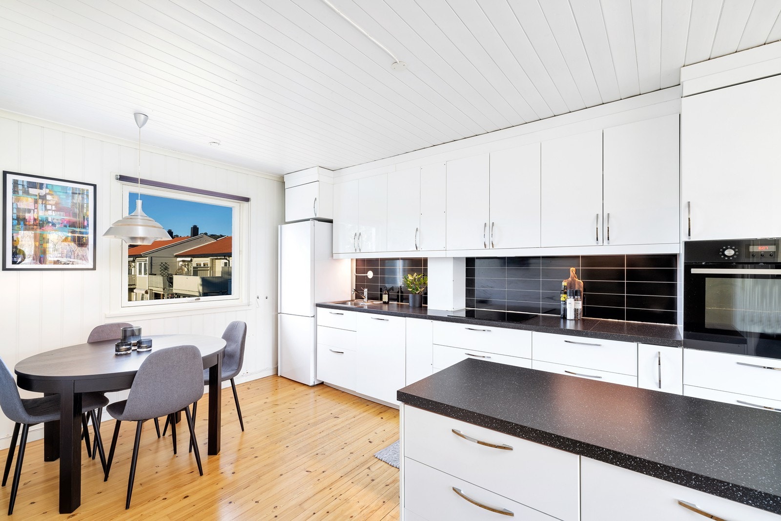 Kjøkkenet har hvite fronter og laminat benkeplate. Galleribilde