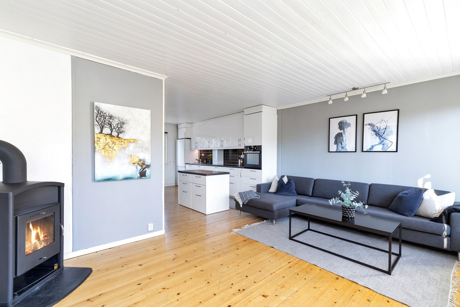 Ett innholdsrikt rekkehus over 2 etasjer med 4 soverom, balkong, platting og solrik hage. Galleribilde