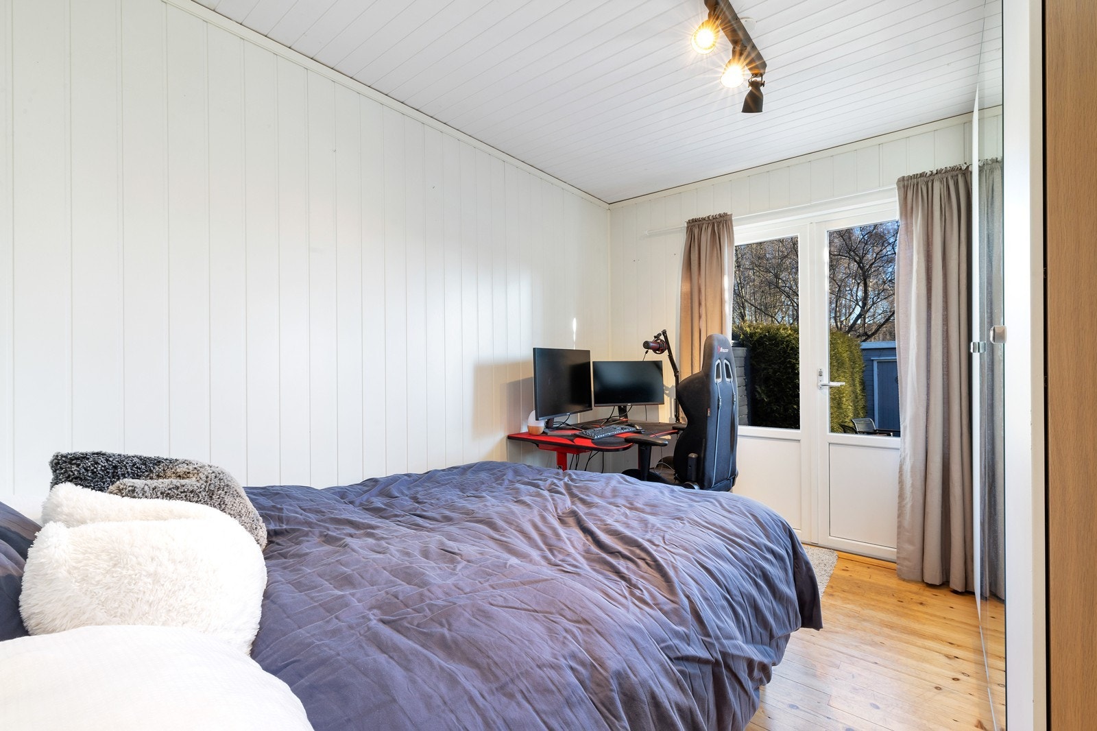 Soverom 1 med utgang til platting og hage. Galleribilde