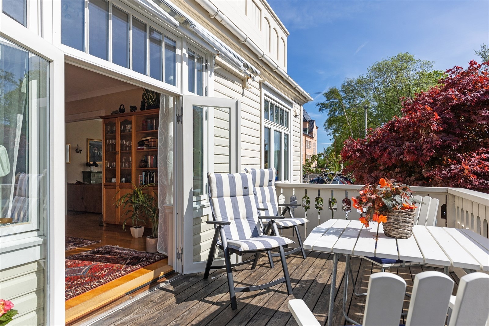 Fra spisestuen er det utgang til en herlig, sørvestvendt terrasse. Galleribilde