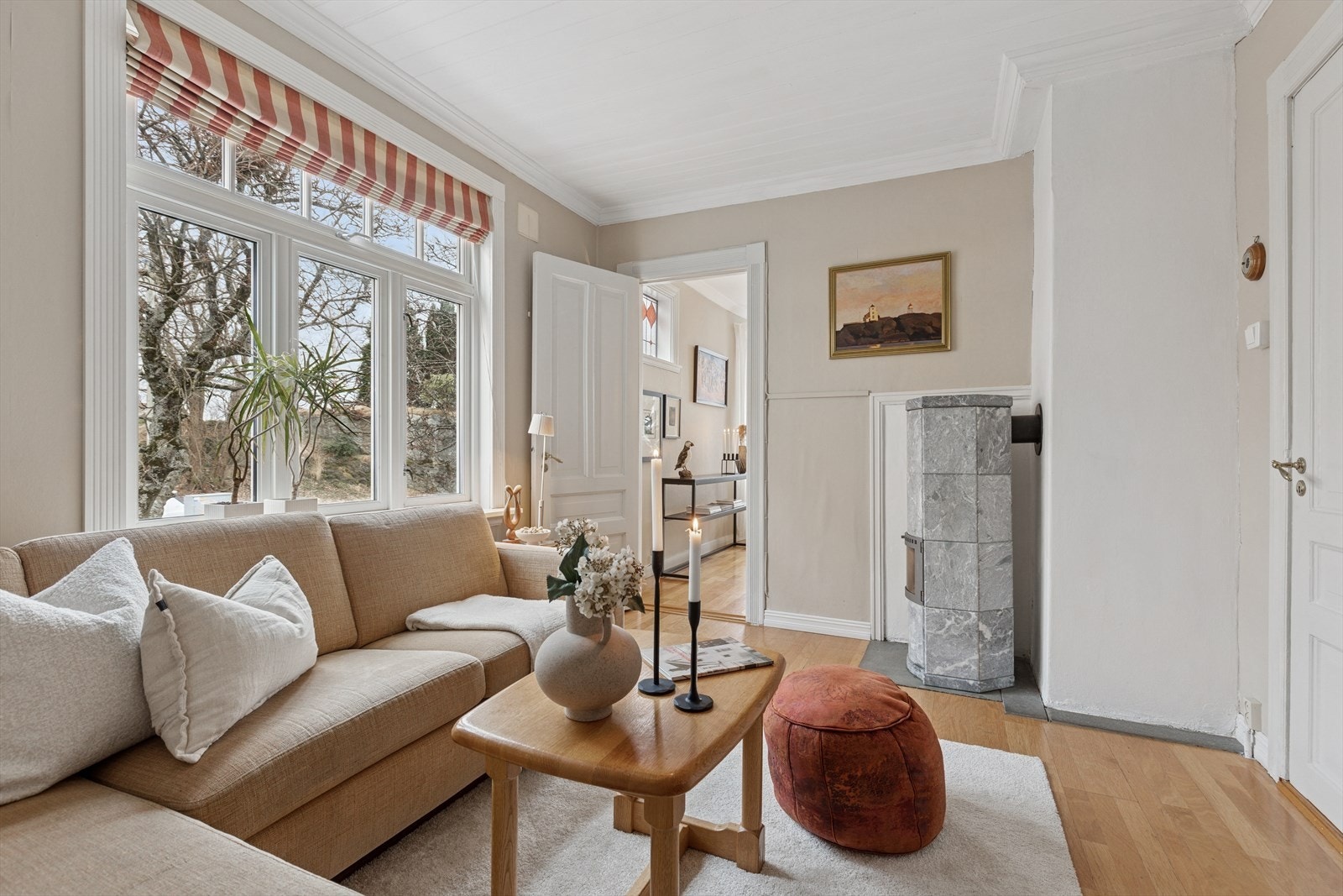 I TV-stuen er det montert en klebersteinovn. Galleribilde