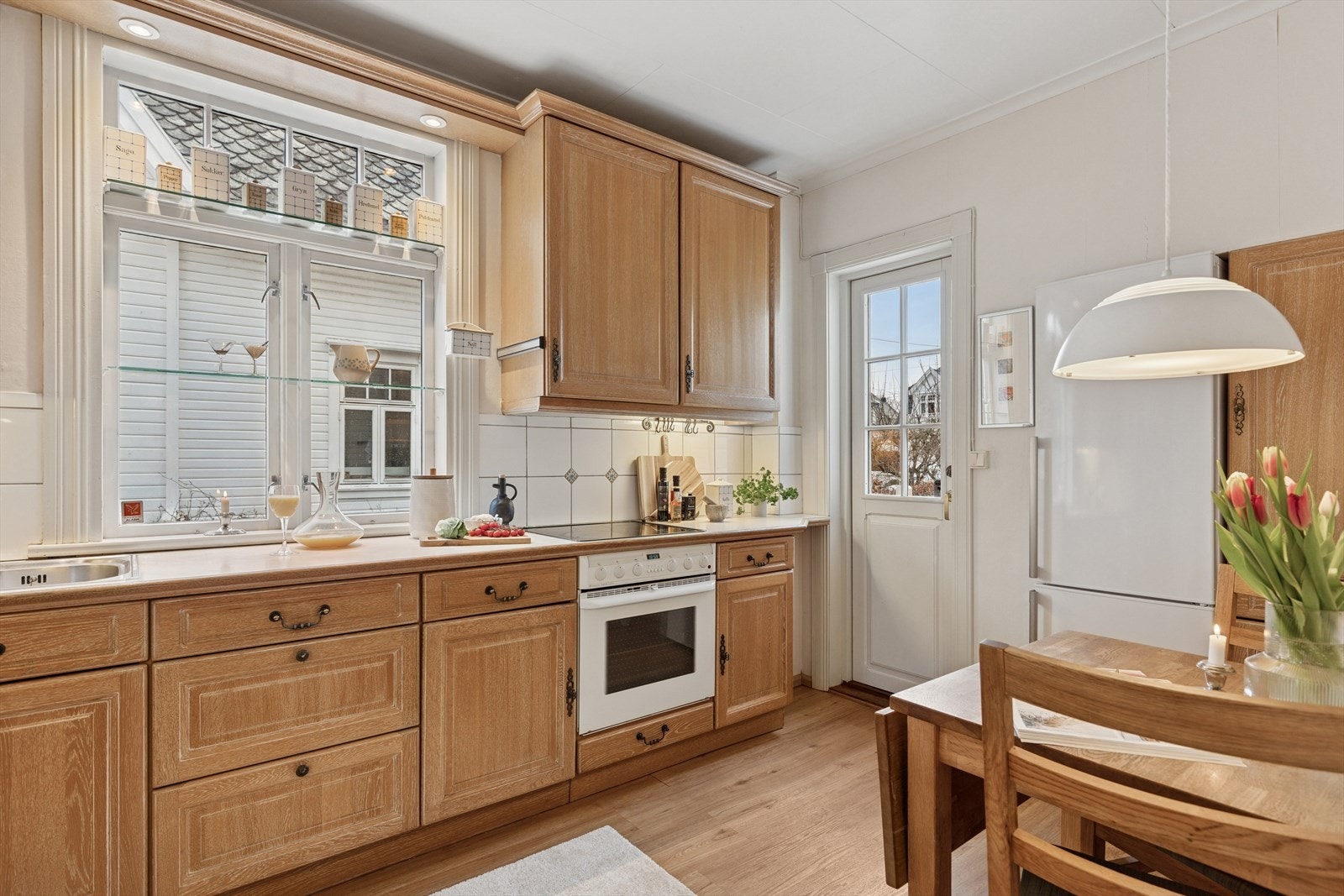 Kjøkkeninnredning fra Schmit med profilerte fronter. Kjøkkenet er av eldre dato, men fremstår velholdt. Galleribilde